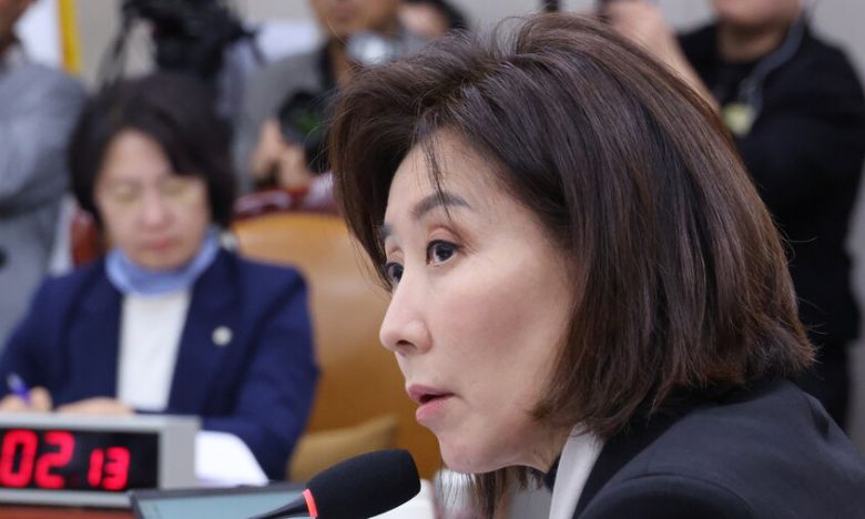 나경원 국민의힘 의원이 26일 국회 법제사법위원회 전체회의에서 이억원 금융위원장에게 질의를 하는 모습. 연합뉴스