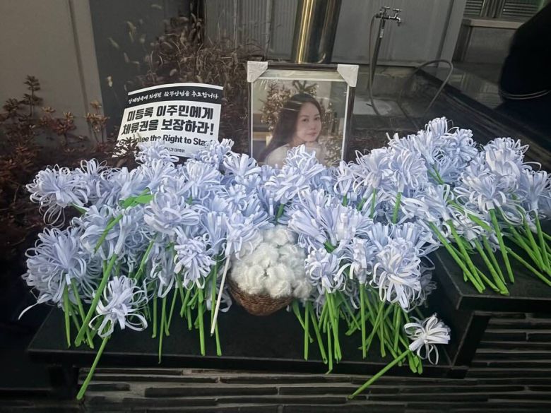 지난 16일 저녁 뚜안씨가 추락사한 대구시 달서구 성서공단 공장 정문 앞에 고인의 영정과 종이 국화가 놓였다. 금속노조 성서공단지회 제공