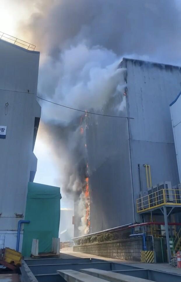 28일 오전 11시43분께 울산시 동구 일산동 에이치디(HD)현대일렉트릭 공장에서 불이 났다. 금속노조 현대중공업지부 제공