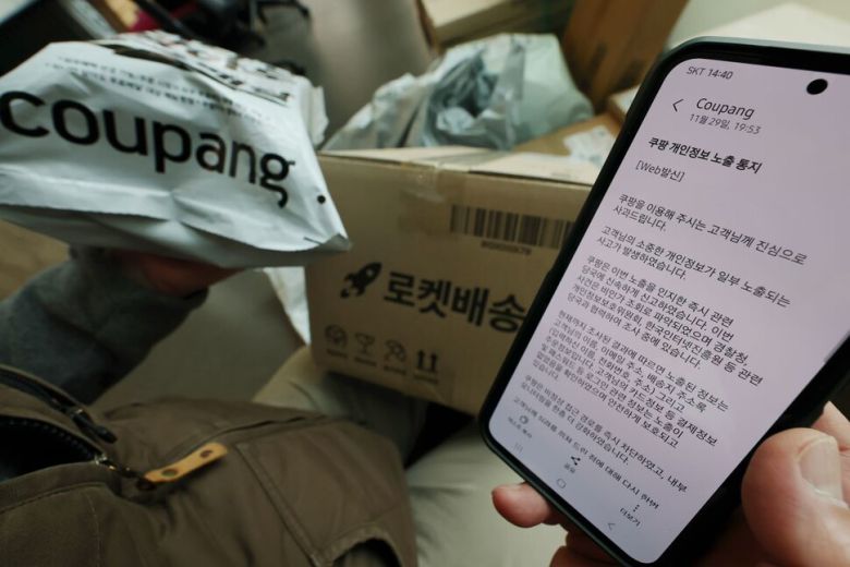 국내 이커머스(전자상거래) 시장 1위 업체인 쿠팡에서 3천만건이 넘는 대규모 정보 유출 사고가 발생했다. 쿠팡은 현재까지 고객 계정 약 3천370만개가 유출된 것을 확인했다. 사진은 30일 쿠팡이 피해 고객에게 보낸 개인정보 노출 통지 문자 메시지.
