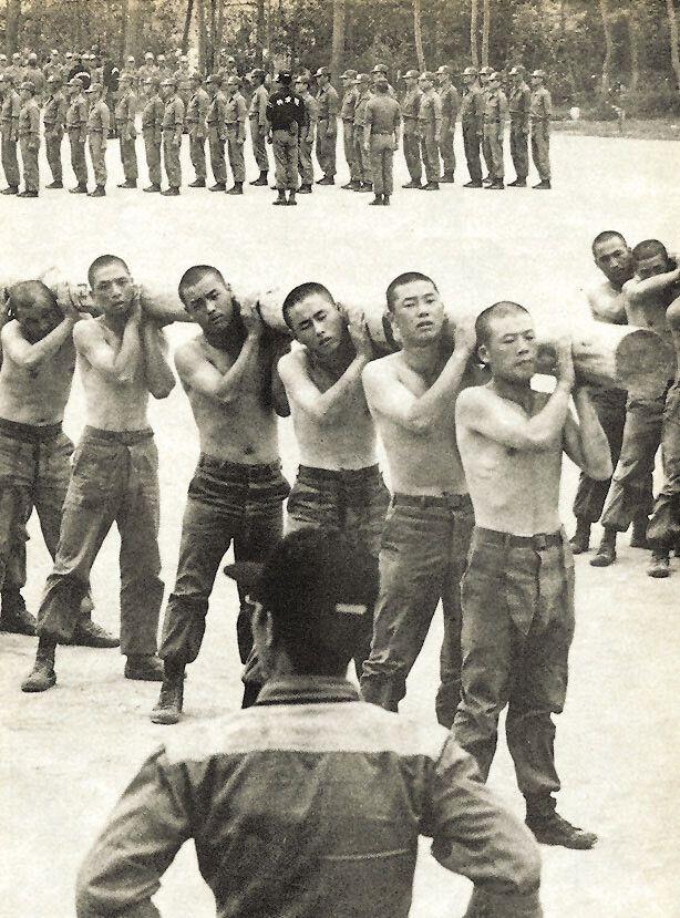 1980년 8월 ‘불량배 소탕’을 명분으로 시작된 삼청교육대 모습. 5개월간 6만755명이 끌려가 이 중 3만9742명이 순화교육을 받았으며, 1만16명은 근로봉사(강제노동), 7578명은 별도의 보호감호 처분을 받았다. 한겨레 자료