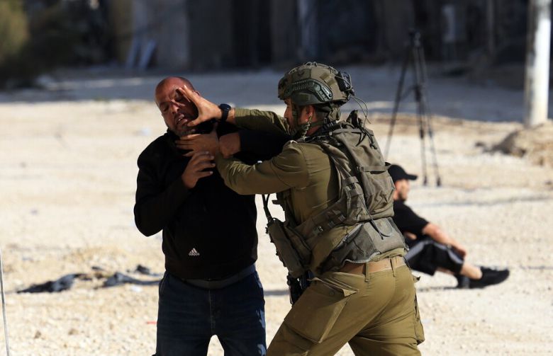 18일(현지시각) 요르단강 서안지구 툴카렘 누르샴스 난민 캠프에서 이스라엘군이 캠프로 돌아가려는 팔레스타인 난민을 밀치며 막아서고 있다. EPA 연합뉴스