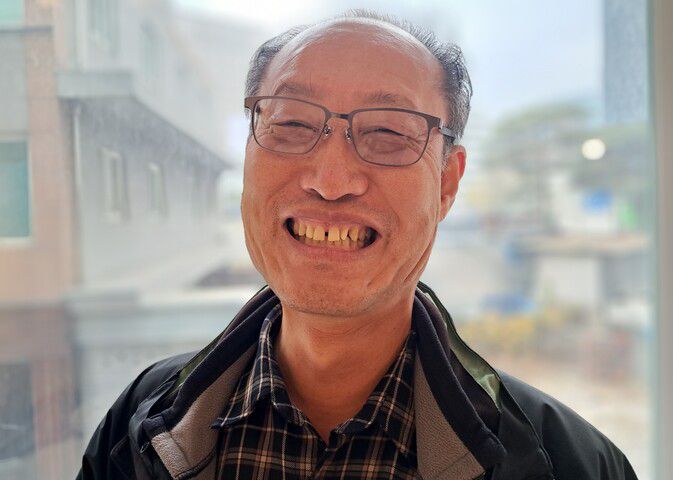 지난달 25일 서울 중구의 한 카페에서 한겨레와 만나 인터뷰 직전 포즈를 취하는 박태하 팀장. 고경태 기자