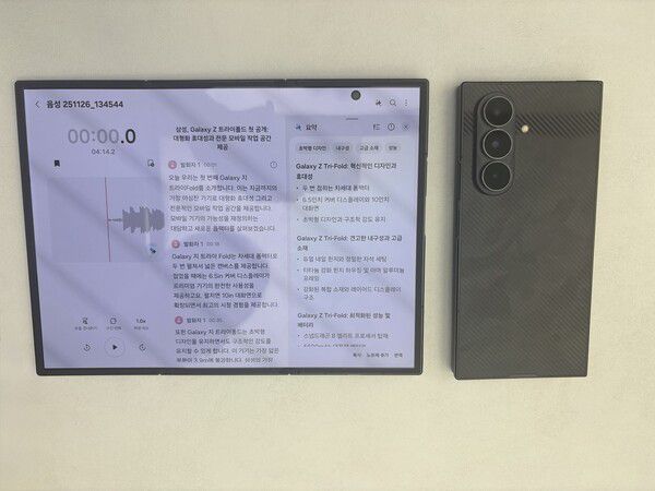 갤럭시 제트 트라이폴드를 펴고, 접은 모습. 3개의 화면에서 각각 다른 애플리케이션을 실행할 수 있다. 권효중 기자