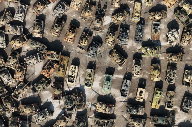 지난달 27일(현지시각) 시리아 북부 이들립의 교외에 지난 14년간의 시리아 내전 기간 사용된 탱크와 장갑차가 세워져 있다. 오는 8일로 시리아는 내전 종료 1주년을 맞는다. AFP 연합뉴스