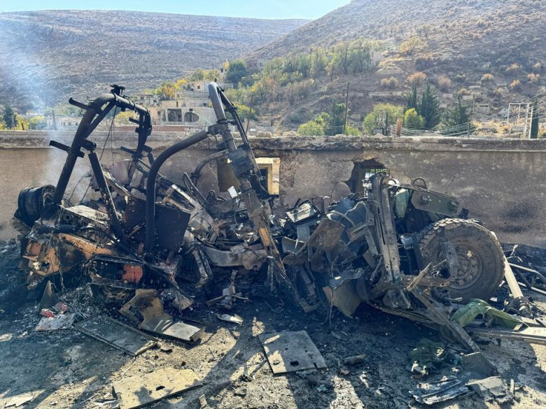 지난달 28일(현지시각) 시리아 바이트진에서 이스라엘의 공격으로 파괴된 차량의 모습. 로이터 연합뉴스