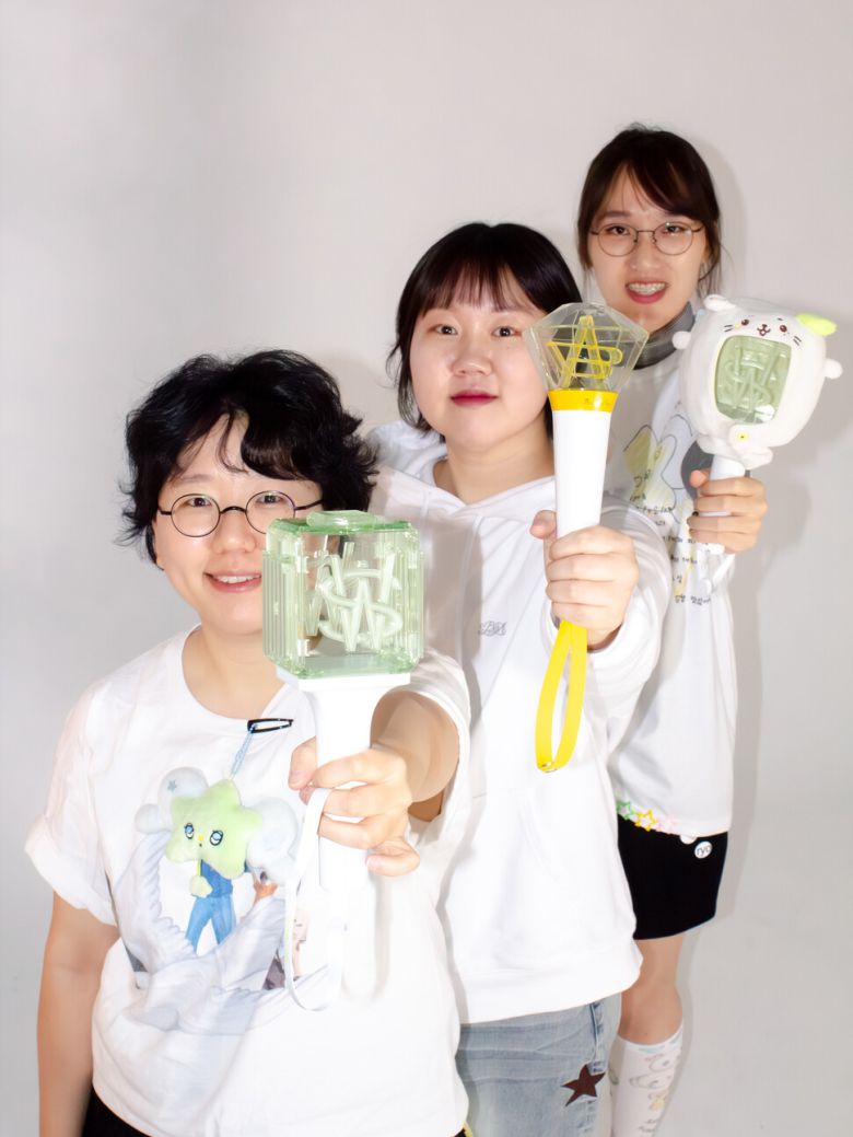 케이팝 팬으로 응원봉을 들고 거리에 나섰던 구구(왼쪽부터), 일석, 희주가 탄핵 광장을 밝혔던 응원봉을 들고 있다. 이들은 응원봉 팬들을 인터뷰해 ‘케이팝 응원봉 걸스’를 발간했다. 클레이하우스 제공