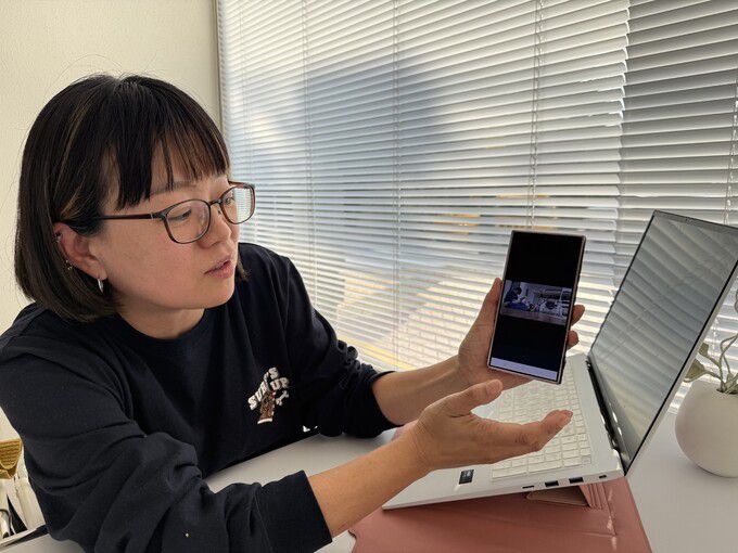 지난 11월20일 이시하라 미카 ‘이누코코로 포즈케어’ 대표가 서울 동작구 한 카페에서 유기견 단추에게 진행했던 ‘교육 미용’ 과정을 설명하고 있다. 김지숙 기자