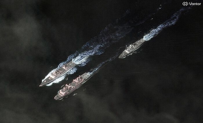 지난 3일 촬영된 위성 사진에 필리핀해에서 움직이는 중국 해군 함정들이 보인다. 로이터 연합뉴스