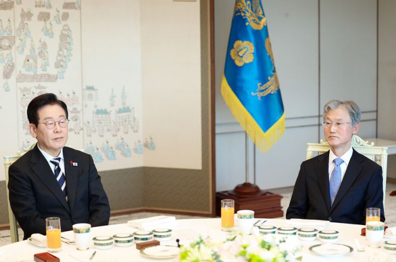 이재명 대통령이 3일 용산 대통령실에서 열린 5부 요인 초청 오찬 간담회에서 조희대 대법원장과 참석자 발언을 듣고 있다. 연합뉴스