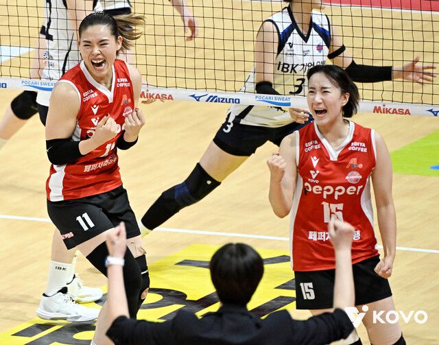 페퍼저축은행 시마무라 하루요(왼쪽)가 지난달 30일 광주 페퍼스타디움에서 열린 2025∼2026 V리그 아이비케이(IBK) 기업은행과 경기에서 득점한 뒤 기뻐하고 있다. 한국배구연맹 제공