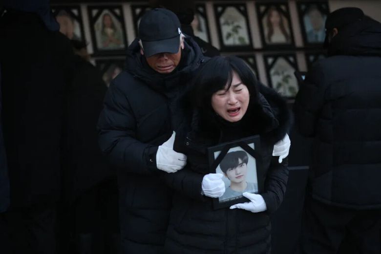 10·29 이태원 참사 유가족협의회와 시민대책회의가 2022년 12월14일 서울 용산구 녹사평역 인근 이태원 광장에 설치한 ‘시민분향소’에서 고 이지한씨의 어머니인 조미은씨가 오열하고 있다. 공동취재사진