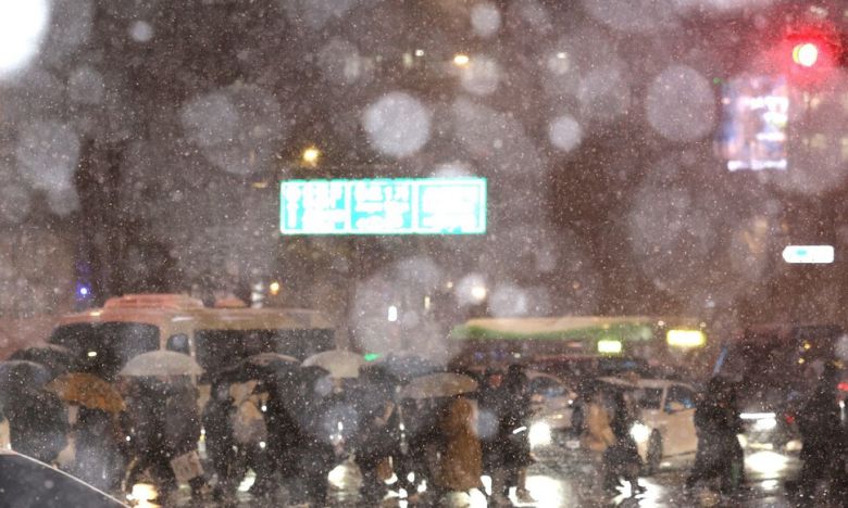 4일 저녁 서울 광화문사거리 일대에 눈이 내리고 있다. 김태형 기자 xogud555@hani.co.kr