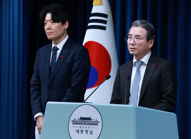 김용범 정책실장이 5일 서울 용산 대통령실 기자회견장에서 이재명 대통령과 손정의 소프트뱅크그룹 회장 면담 관련 브리핑을 하고 있다. 연합뉴스