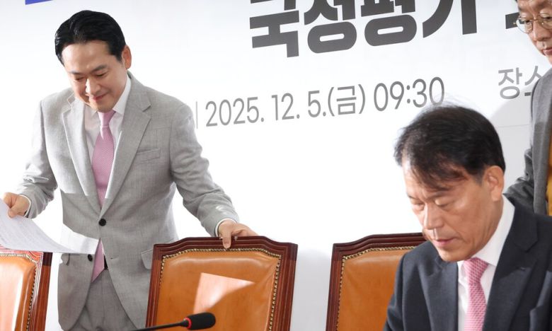 원조 친윤(친윤석열)으로 불렸던 국민의힘 3선 중진인 윤한홍 의원이 5일 서울 여의도 국회에서 열린 ‘혼용무도(昏庸無道) 이재명 정권 6개월 국정평가 회의’에서 굳은 표정으로 앉아 있다. 연합뉴스