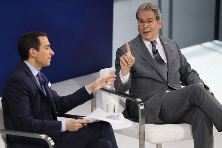 3일(현지시각) 뉴욕 링컨 센터 재즈 공연장에서 열린 2025 뉴욕 타임스 딜북 서밋에서 앤드루 로스 소킨 뉴욕 타임스 칼럼니스트와 스콧 베선트 미 재무장관이 무대에 올라 대화하고 있다. 뉴욕/AFP 연합뉴스