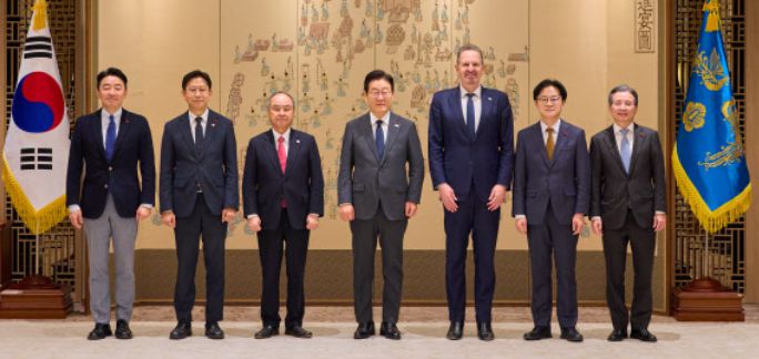 이재명 대통령이 5일 용산 대통령실에서 손정의 소프트뱅크그룹 회장, 르네 하스 암(Arm) 대표와 면담 전 기념촬영을 하고 있다. 왼쪽부터 강훈식 대통령비서실장, 배경훈 부총리 겸 과학기술정보통신부 장관, 손 회장, 이 대통령, 르네 하스 대표, 김정관 산업통상부 장관, 김용범 정책실장.    연합뉴스