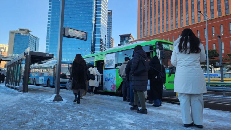 5일 서울 중구 서울역 버스환승센터에서 출근 중인 시민들. 장종우 기자