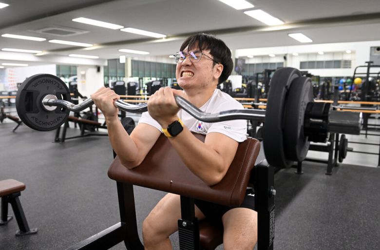 장애인 스노보드 국가대표 이제혁이 웨이트 트레이닝을 하는 모습. 대한장애인체육회 제공