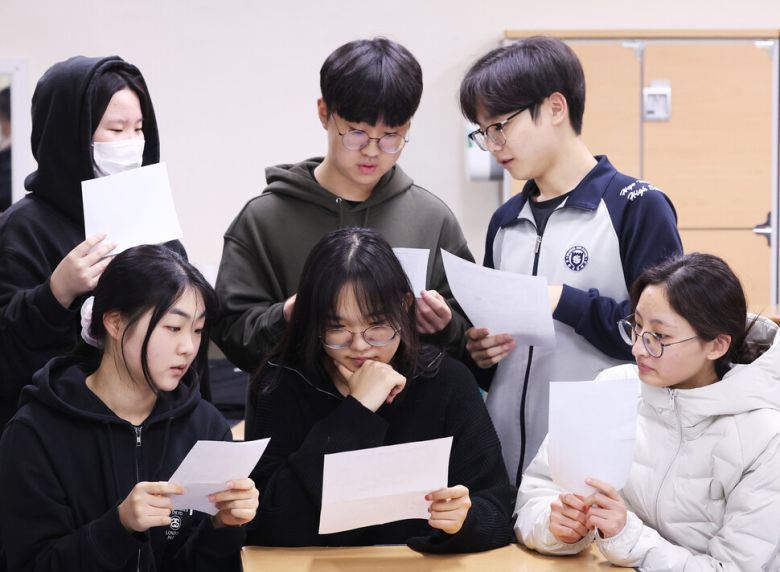 5일 경기도 수원시 효원고등학교에서 학생들이 성적표를 확인하고 있다. 연합뉴스