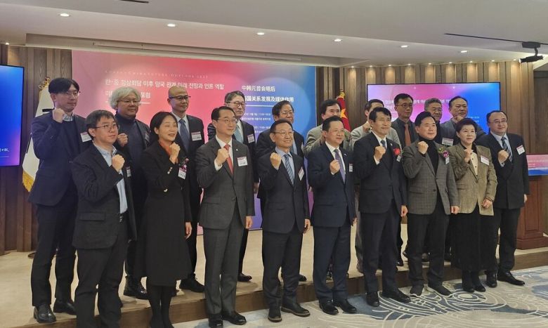 다이빙 주한중국대사(첫줄 왼쪽에서 다섯번째)가 5일 서울 중구 중국건설은행에서 열린 ‘2025년 한-중 미디어·전문가 포럼’에 참석해 기념촬영을 하고 있다.