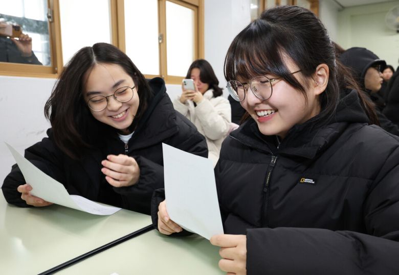 5일 서울 광진구 광남고등학교에서 학생들이 수능 성적표를 확인하고 있다. 공동취재사진