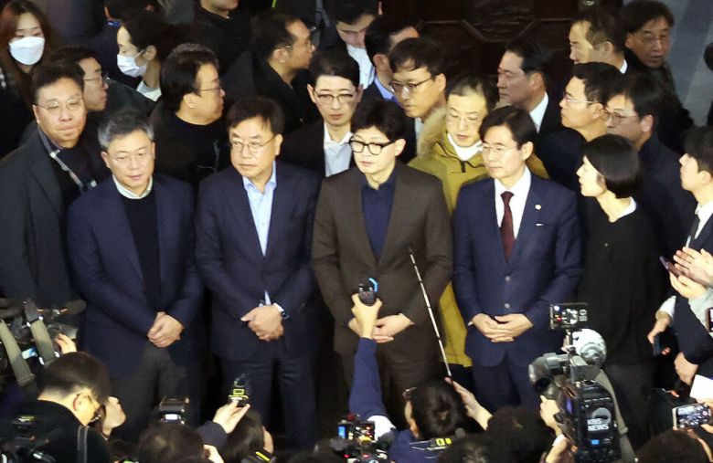 윤석열 대통령이 3일 밤 긴급성명을 통해 비상계엄을 선포한 가운데 4일 새벽 서울 영등포구 여의도 국회에서 국민의힘 한동훈 대표가 입장을 밝히고 있다. 그 뒤로 김상욱 의원과 장동혁 당시 최고위원이 보인다. 김경호 선임기자 jijae@hani.co.kr