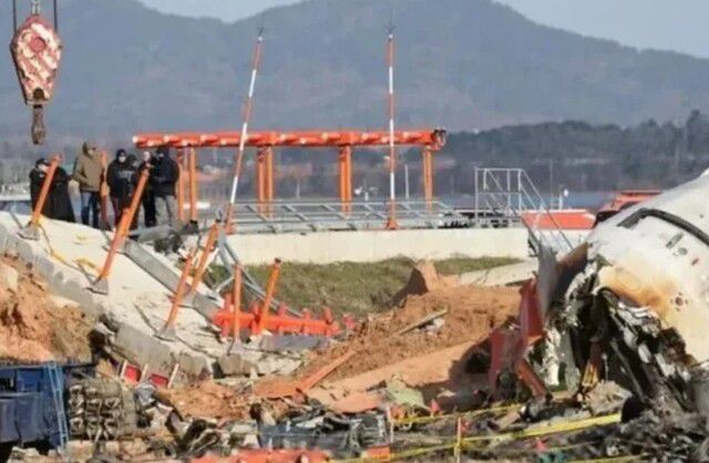 지난해 12월31일 전남 무안국제공항 ‘제주항공 참사’ 현장에서 미국 연방교통안전위원회(NTSB) 관계자들을 비롯한 한·미 합동조사단이 사고 여객기 기체와 방위각제공시설이 설치됐던 콘크리트 구조물 등을 살펴보고 있다. 김영원 기자