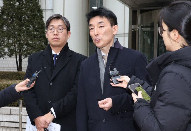 김용현 전 국방부 장관 변호인단인 이하상(오른쪽 둘째부터), 유승수 변호사가 지난 1월16일 오전 서초구 서울중앙지방법원에서 열린 김 전 국방부 장관의 내란 혐의 12·3 비상계엄 사태 관련 첫 공판준비기일을 마친 뒤 나와 취재진 질문에 답하고 있다. 신소영 기자 viator@hani.co.kr