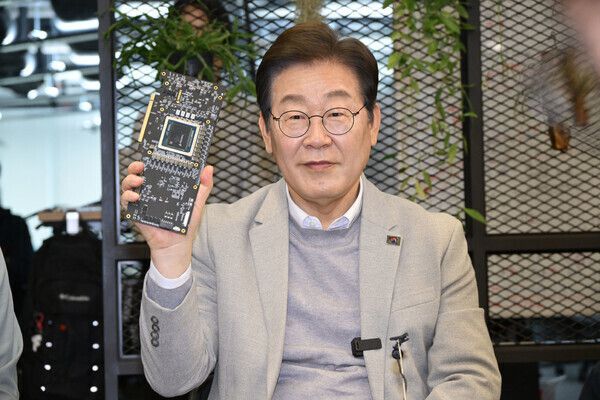 이재명 대통령이 대선 후보 시절인 지난 4월14일 인공지능 반도체 스타트업 퓨리오사에이아이(AI)를 방문해 이 회사가 만든 인공지능 전용 신경망처리장치(NPU)를 들고 있다. 공동취재사진