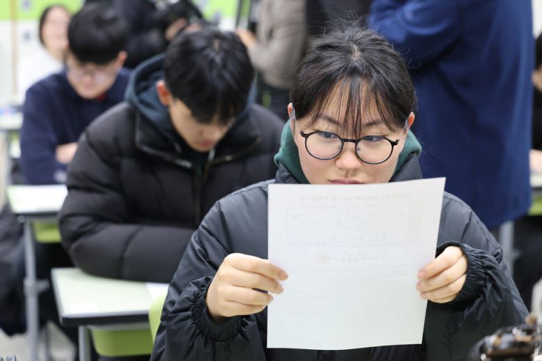 5일 서울 광진구 광남고등학교에서 학생들이 수능 성적표를 확인하고 있다 .공동취재사진