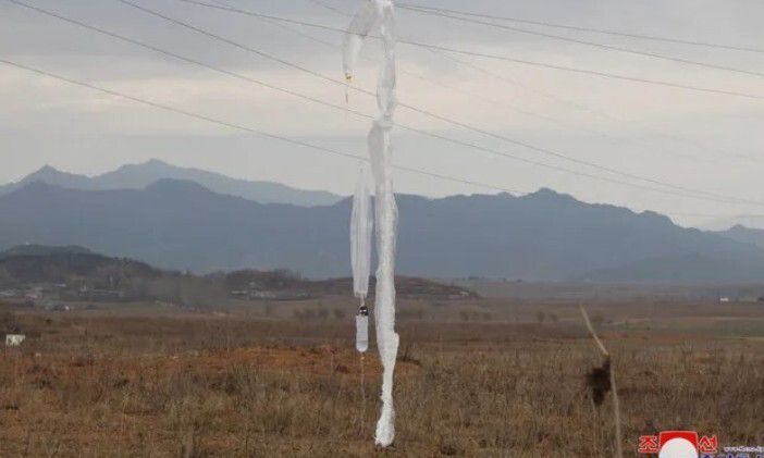 김여정 노동당 중앙위 부부장이 지난해 11월17일 담화를 발표하여 지난 16일 북한 국경부근과 종심지역에 각종 정치선동 삐라와 물건들이 떨어졌다며 공개한 대북전단 풍선이 전선에 걸려 있는 사진. 당시 김여정 부부장은 담화에서 “인내심에도 한계가 있는 법이다. 가장 혐오스러운 잡종개새끼들에 대한 우리 인민의 분노는 하늘끝에 닿았다”면서 “대가를 치르게 될 것”이라고 했다. 조선중앙통신 연합뉴스