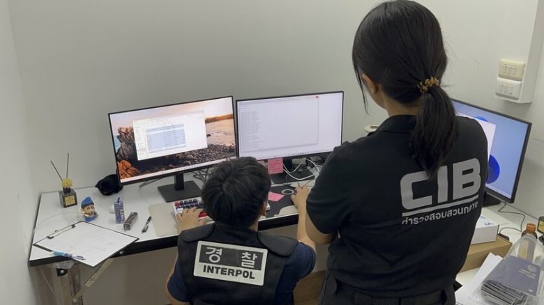 한국·태국 경찰이 4일 범죄단체 조직원을 붙잡은 방콕 사무실에서 자료들을 살펴보고 있다. 경찰청 제공