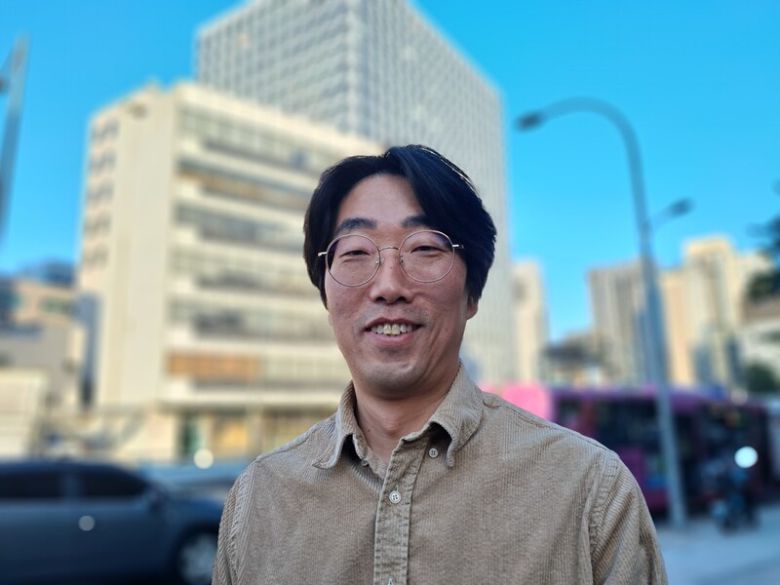 28일 오후 서울 중구의 거리에서 포즈를 취한 박건태 팀장. 맨 뒤로는 2기 진실화해위가 입주했던 남산스퀘어빌딩이 보인다. 고경태 기자