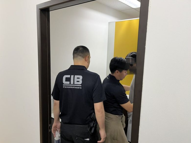 지난 4일 태국 방콕의 한 사무실에서 한국·태국 경찰관이 범죄단체 조직원을 검거하고 있다. 경찰청 제공
