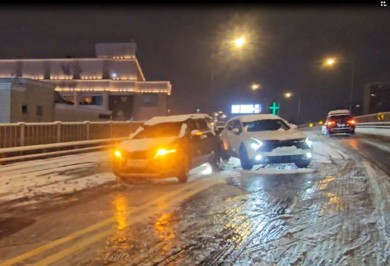 서울·인천·경기·강원 등 4개 시도에 대설특보가 발효된 지난 4일 서울 강남구 압구정역 인근 동호대교 고가도로에 차량이 빙판길에 멈춰 서 있다. 연합뉴스