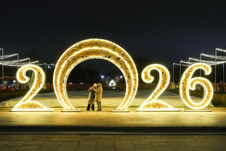1일 러시아 모스크바 고르키 공원에 있는 조형물 앞에서 시민들이 사진을 찍고 있다. 모스크바/타스 연합뉴스
