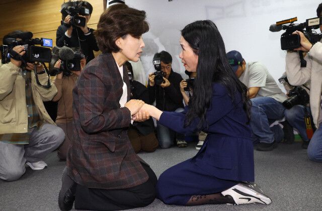 지난 3월26일 서울 중구 진실화해위에서 열린 ‘해외입양 아동 인권침해 사건 진실규명 발표 기자회견’에서 본인 사례를 발표하다가 무릎 꿇고 울먹이며 진실규명을 요청하는 김유리(오른쪽)의 손을 박선영 위원장이 잡고 있다. 윤운식 선임기자 yws@hani.co.kr