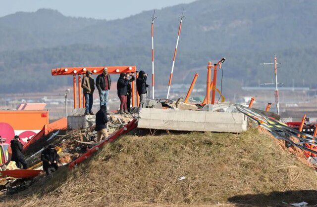 지난해 12월31일 무안국제공항 제주항공 참사 현장에서 미국 국가교통안전위원회(NTSB) 관계자들을 비롯한 한미합동조사단이 기체와 로컬라이저(방위각표시시설) 둔덕 등을 살펴보고 있다. 김영원 기자 forever@hani.co.kr