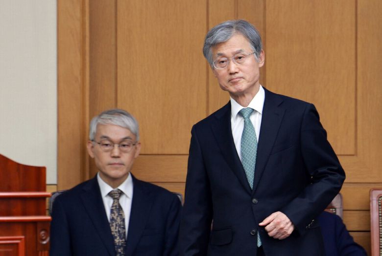 조희대 대법원장이 5일 서울 서초동 대법원에서 열린 전국법원장회의 정기회의에서 인사말을 하기 위해 연단으로 향하고 있다. 왼쪽은 천대엽 법원행정처장. 공동취재사진