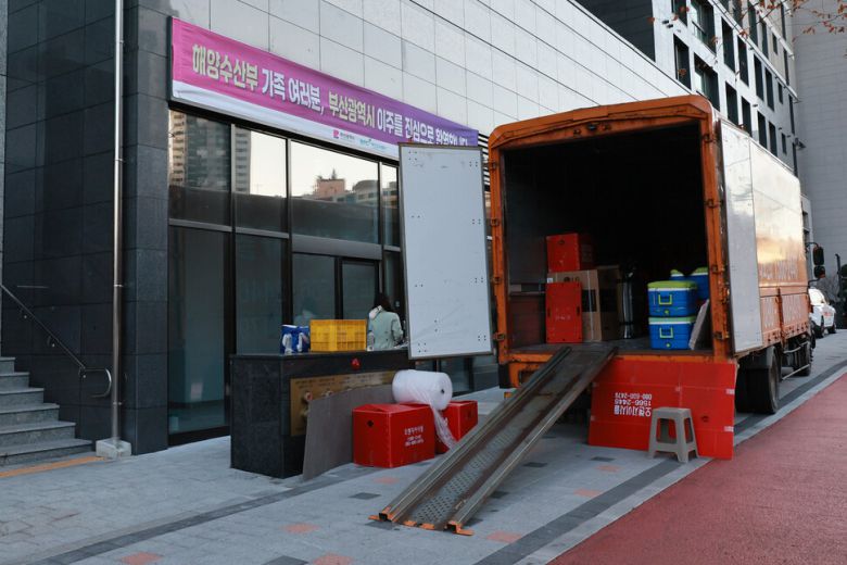 5일 오후 해양수산부 세종시 직원의 짐을 실은 이삿짐 차량이 부산 부산진구 ㄷ아파트 앞에 도착했다. 부산시 제공