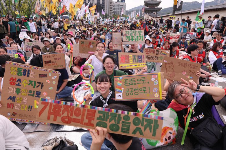 지난 9월27일 오후 서울 종로구 동십자각 일대에서 9·27 기후정의행진 본집회가 열려 참가자들이 직접 만든 손팻말을 들고 있다. 백소아 기자 thanks@hani.co.kr