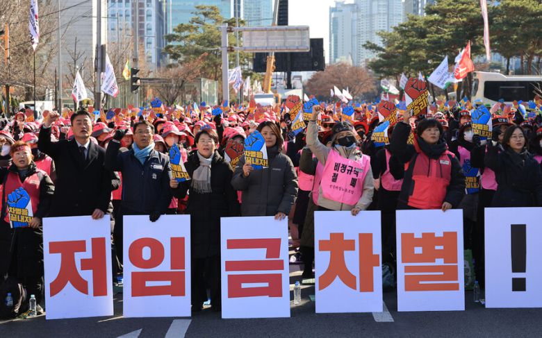 4일 서울 여의도 국회 앞에서 열린 전국학교비정규직연대회의 2차 총파업대회에서 참석자들이 구호를 외치고 있다. 연합뉴스