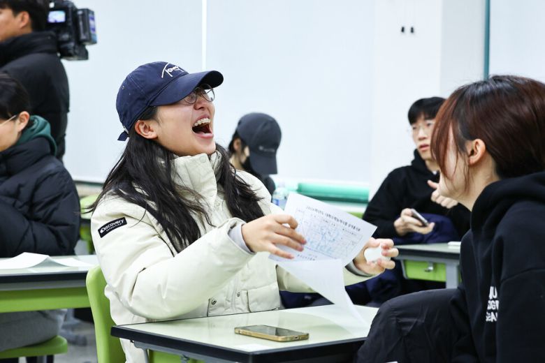 5일 서울 광진구 광남고등학교 3학년 교실에서 수험생들이 성적표를 살펴보며 이야기를 나누다 웃고 있다. 공동취재사진