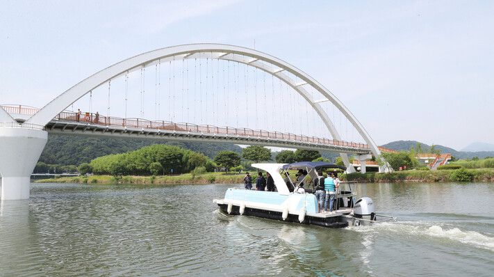 지난 6월27일 울산시가 태화강에 시범 운항한 폰툰보트. 울산시 제공