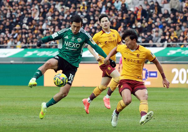 전북 현대의 송민규가 6일 서울월드컵경기장에서 열린 2025 하나은행 코리아컵 결승전 광주FC와 경기에서 드리블하고 있다. 연합뉴스