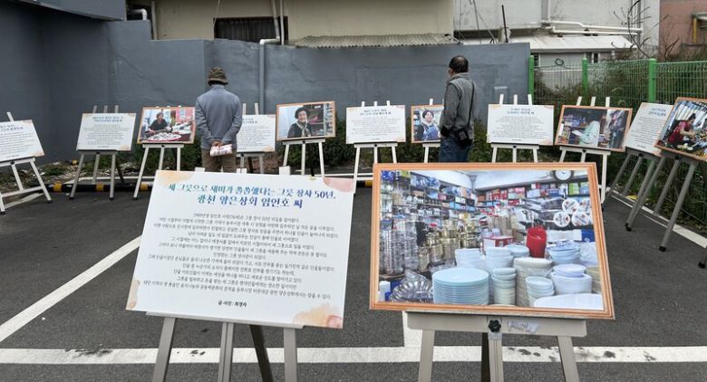 지난 11월8일 태안의 한 전통시장에서 지역 예술가들이 시장 상인들을 만나 기록한 이야기와 사진들을 전시하고 있다. 유재혁 제공