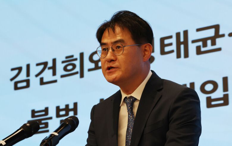 김건희 특검팀의 김형근 특검보가 지난 11월10일 특검 사무실에서 브리핑을 하고 있다. 연합뉴스