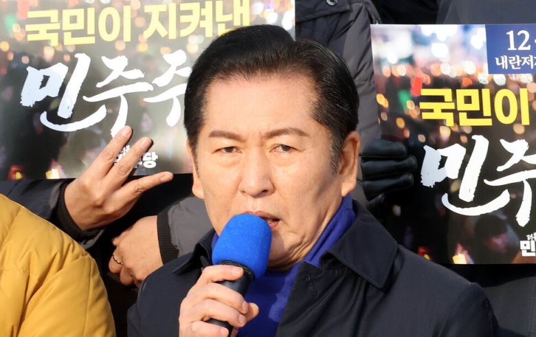 정청래 더불어민주당 대표가 12월 3일 국회의사당 본청 계단에서 열린 ‘12·3 내란 저지 1년’ 기념 현장 최고위원회의에서 발언하고 있다. 김경호 선임기자 jijae@hani.co.kr