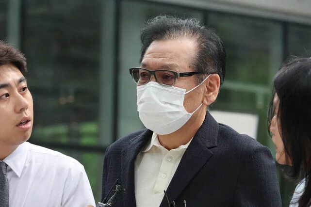 건진법사 전성배씨가 지난 8월 18일 오전 서울 종로구 KT 광화문빌딩 웨스트에 마련된 김건희 여사 의혹을 수사하는 민중기 특별검사 사무실에 도착해 들어서고 있다. 연합뉴스